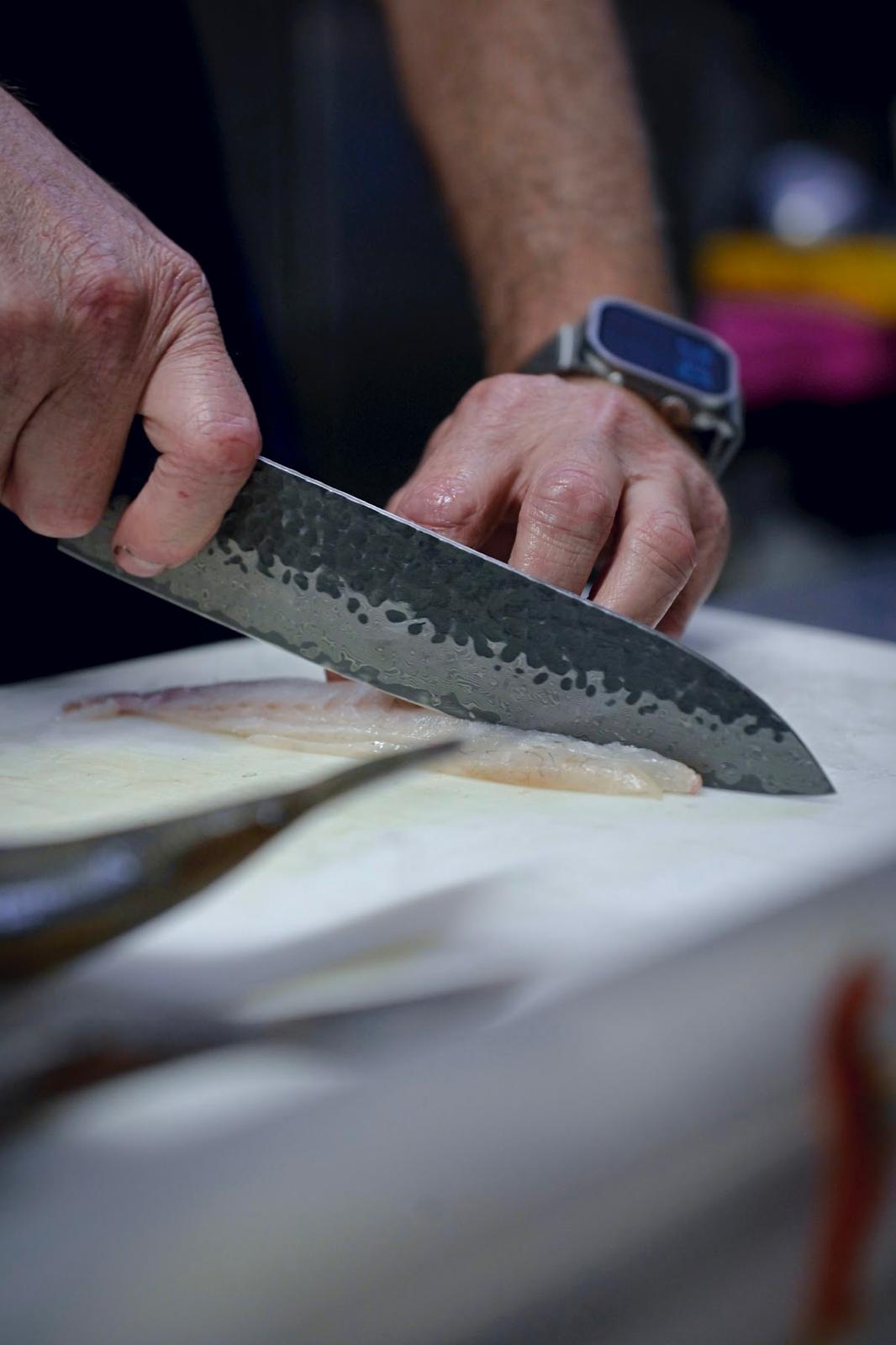 Lo chef sfiletta il pesce fresco