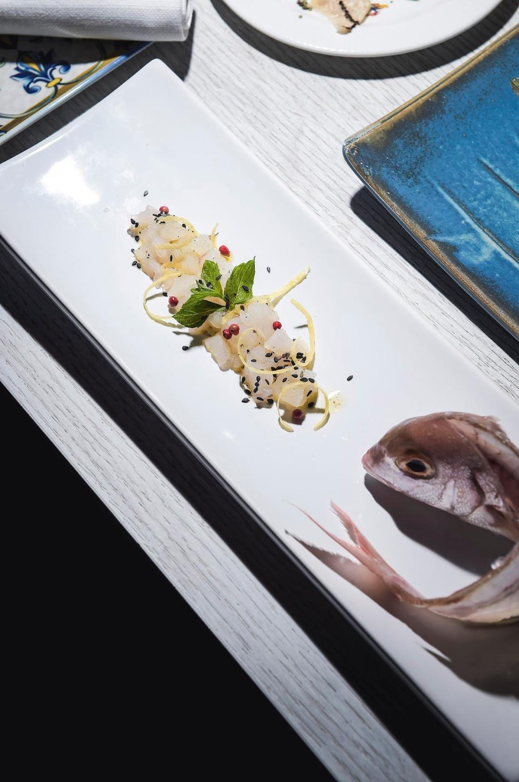 Tartare di pesce con lime e sesamo